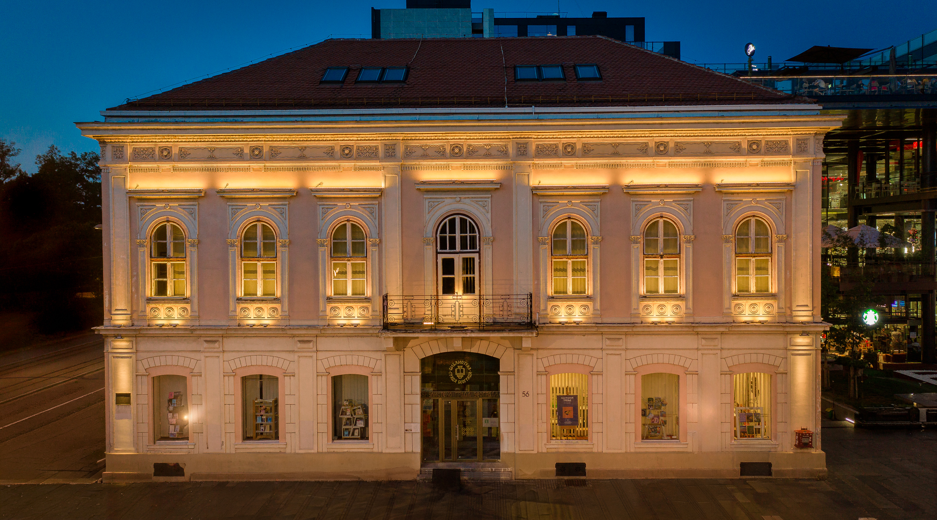 Osvetljena fasada Biblioteke grada Beograda
