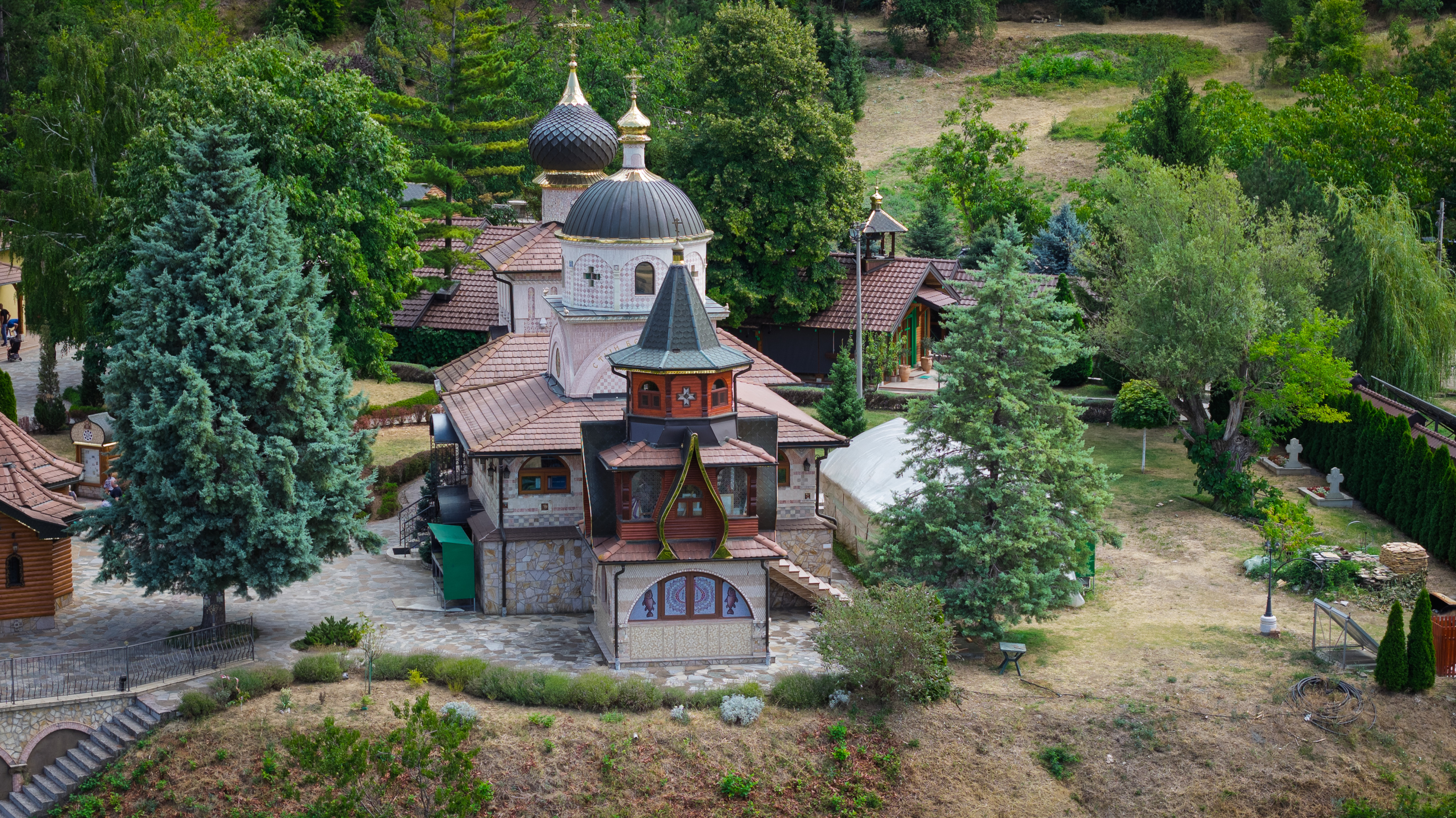 Manastir Lešje kod Paraćina u letnjem periodu