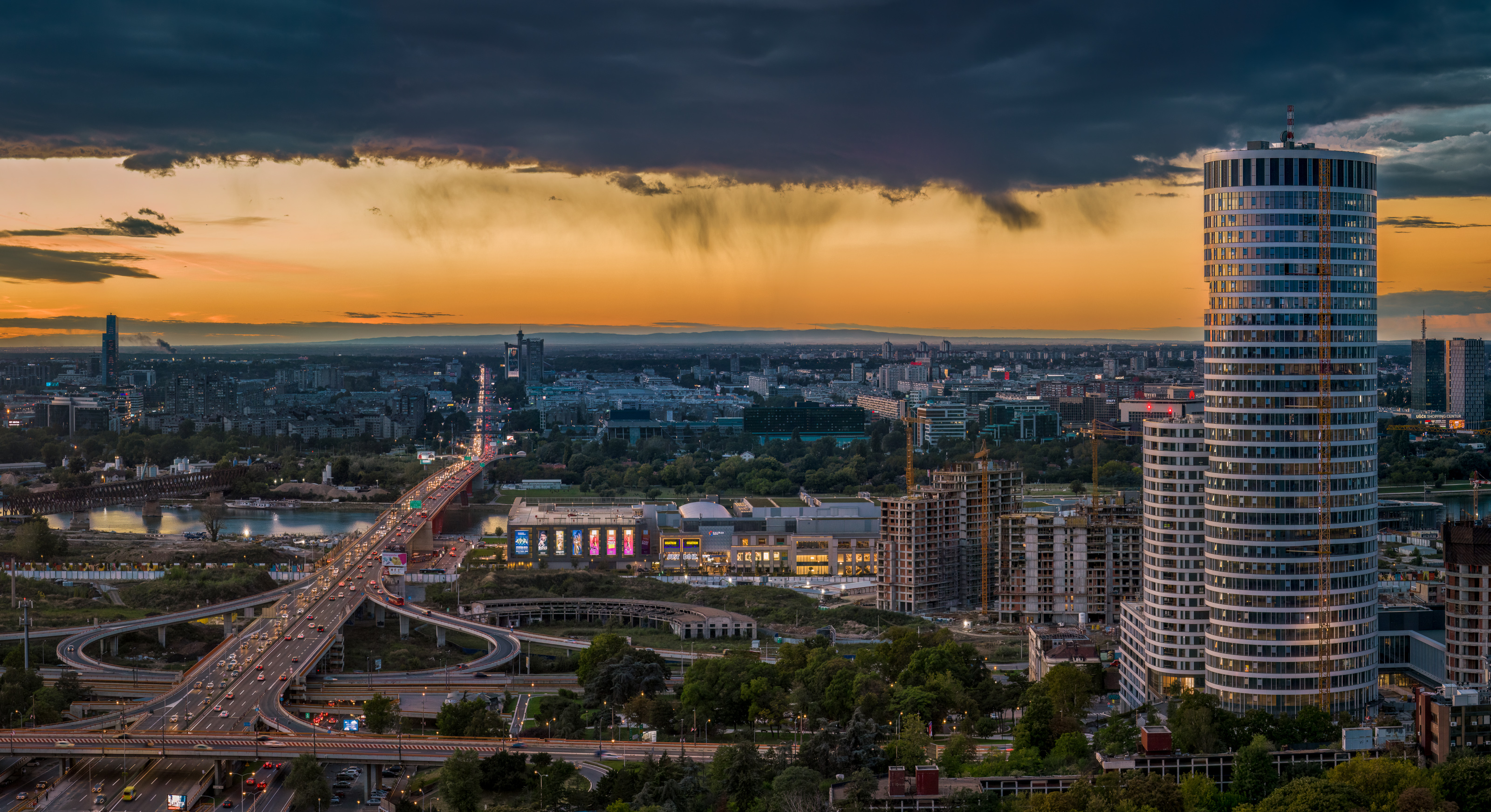 Kula Beograd i most Gazela u sumrak