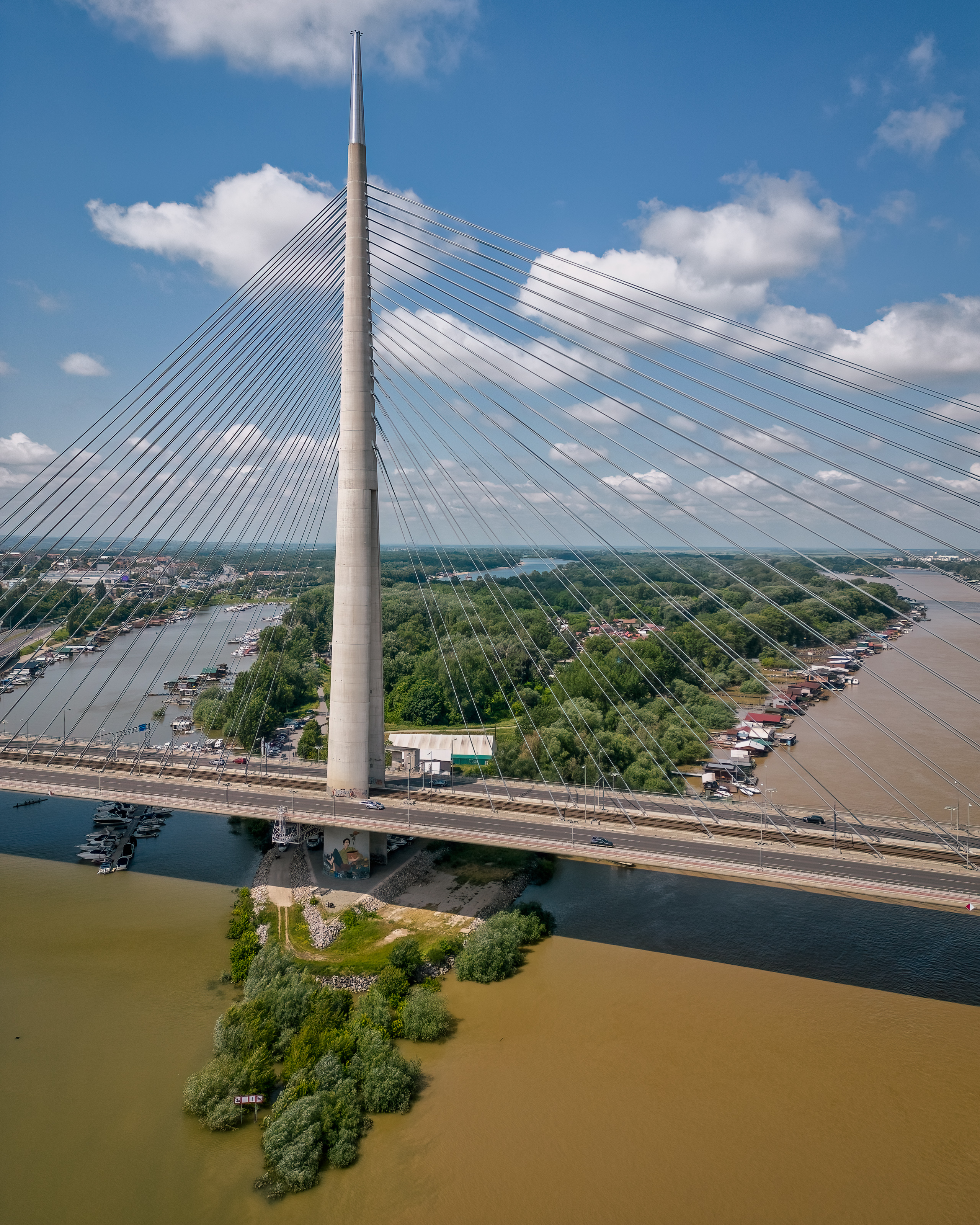 Pilon Mosta na Adi i vrh Ade Ciganlije iz vazduha