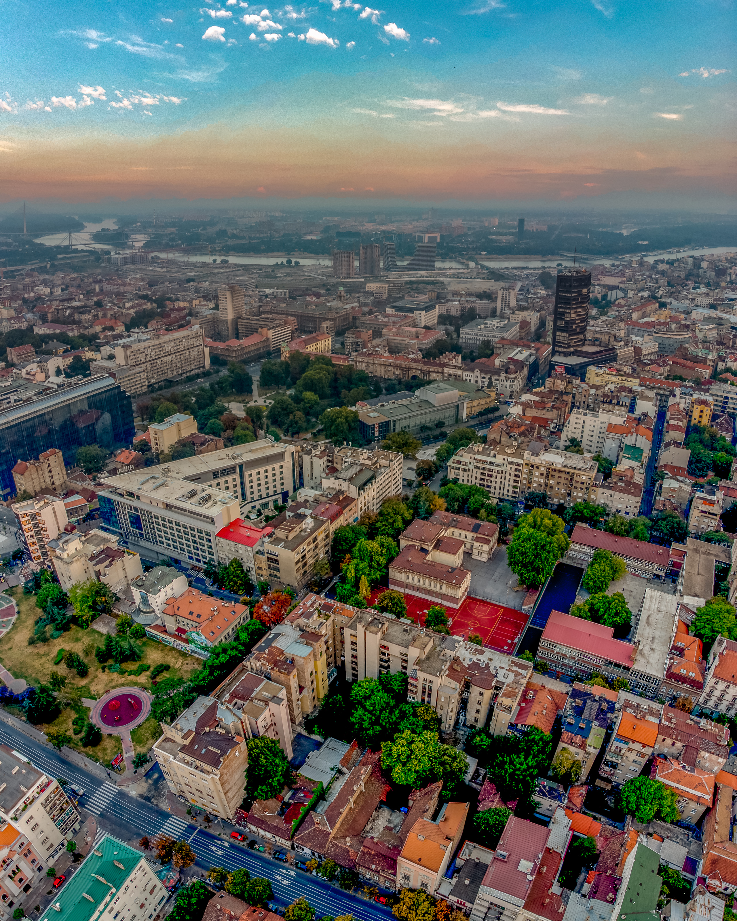Panorama beogradskih ulica sa zgradom Beograđanka