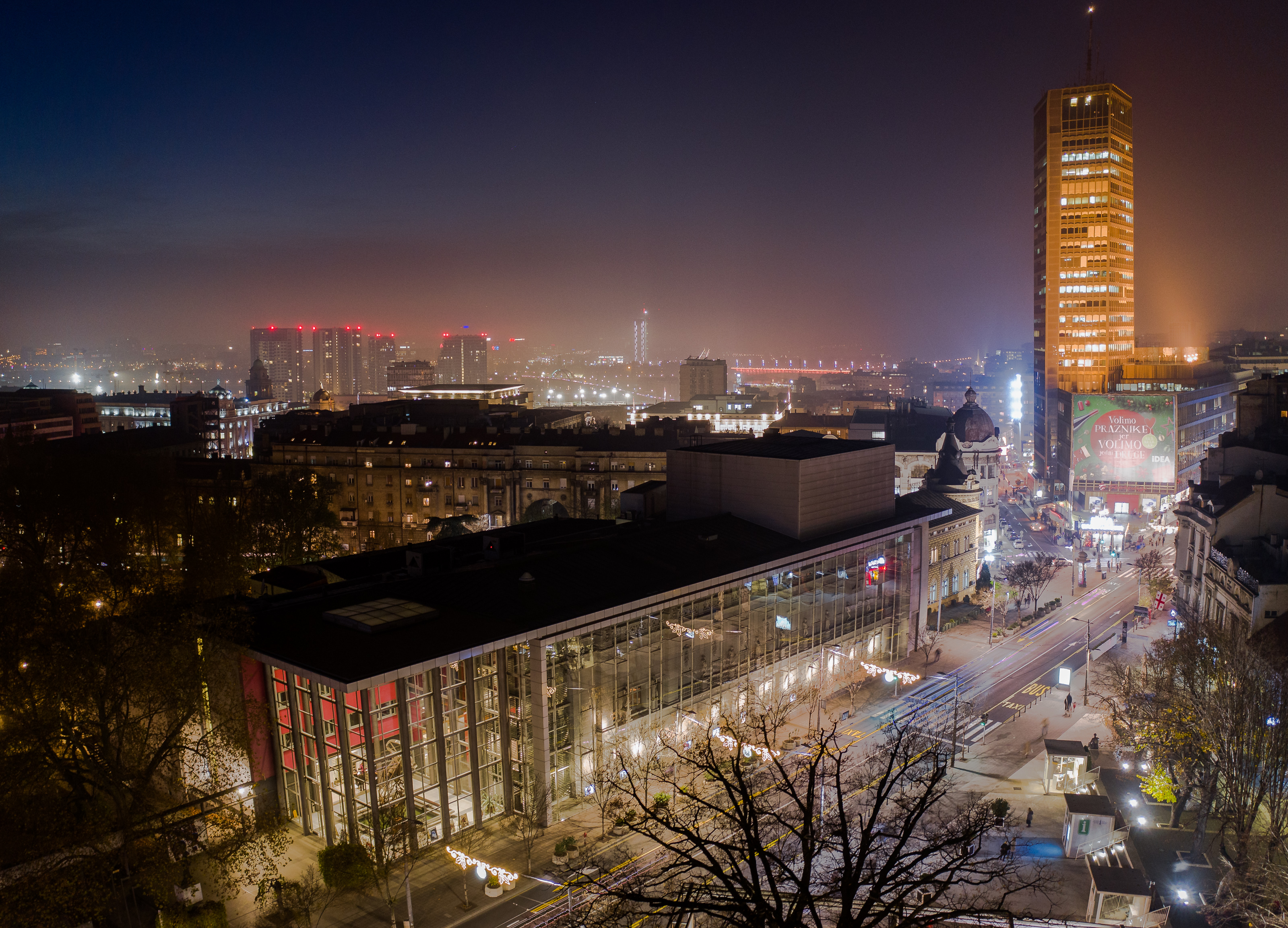 Panoramski pogled na Jugoslovensko dramsko pozorište i grad