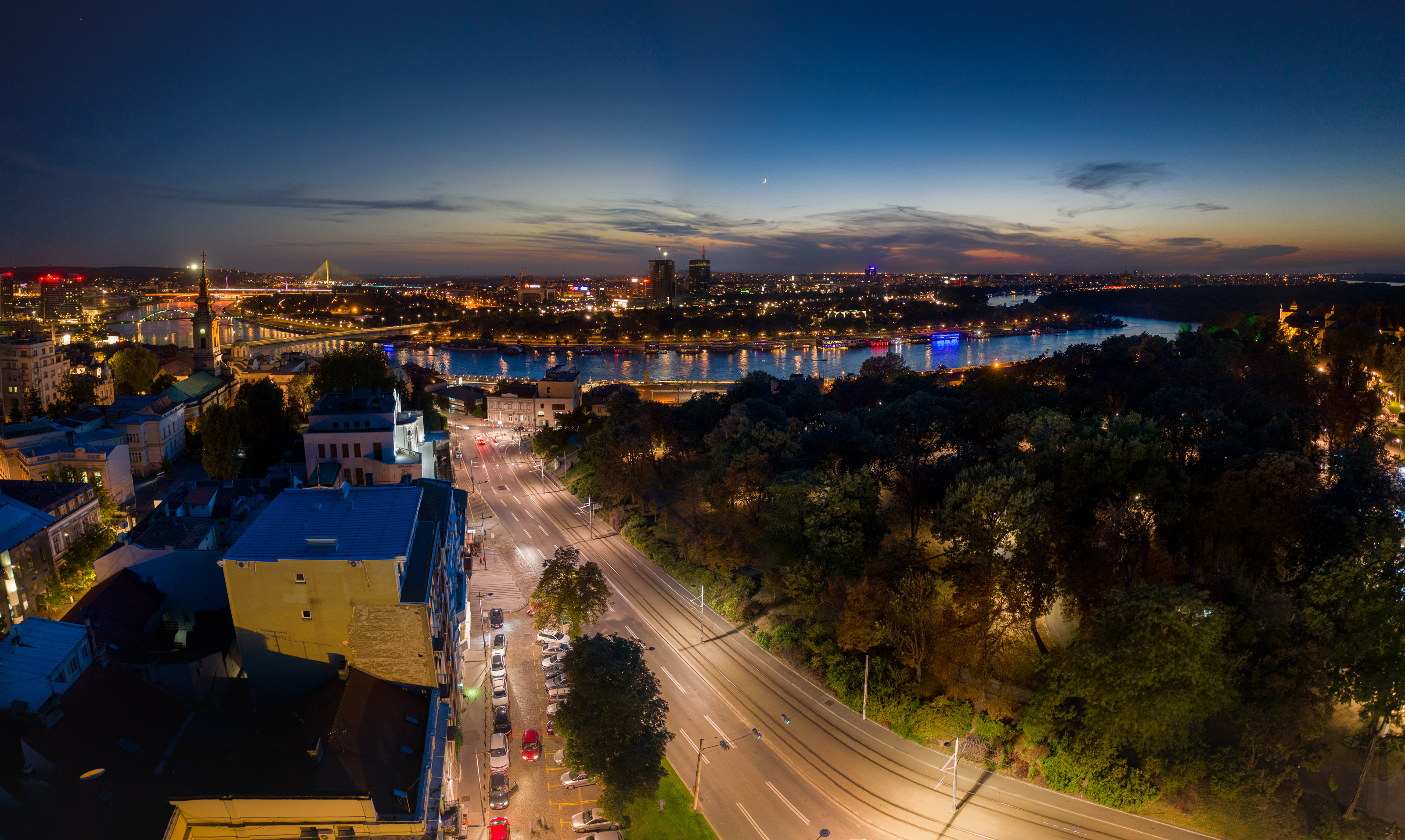 Panorama Pariske ulice, Saborne crkve i reke Save iz vazduha u sumrak