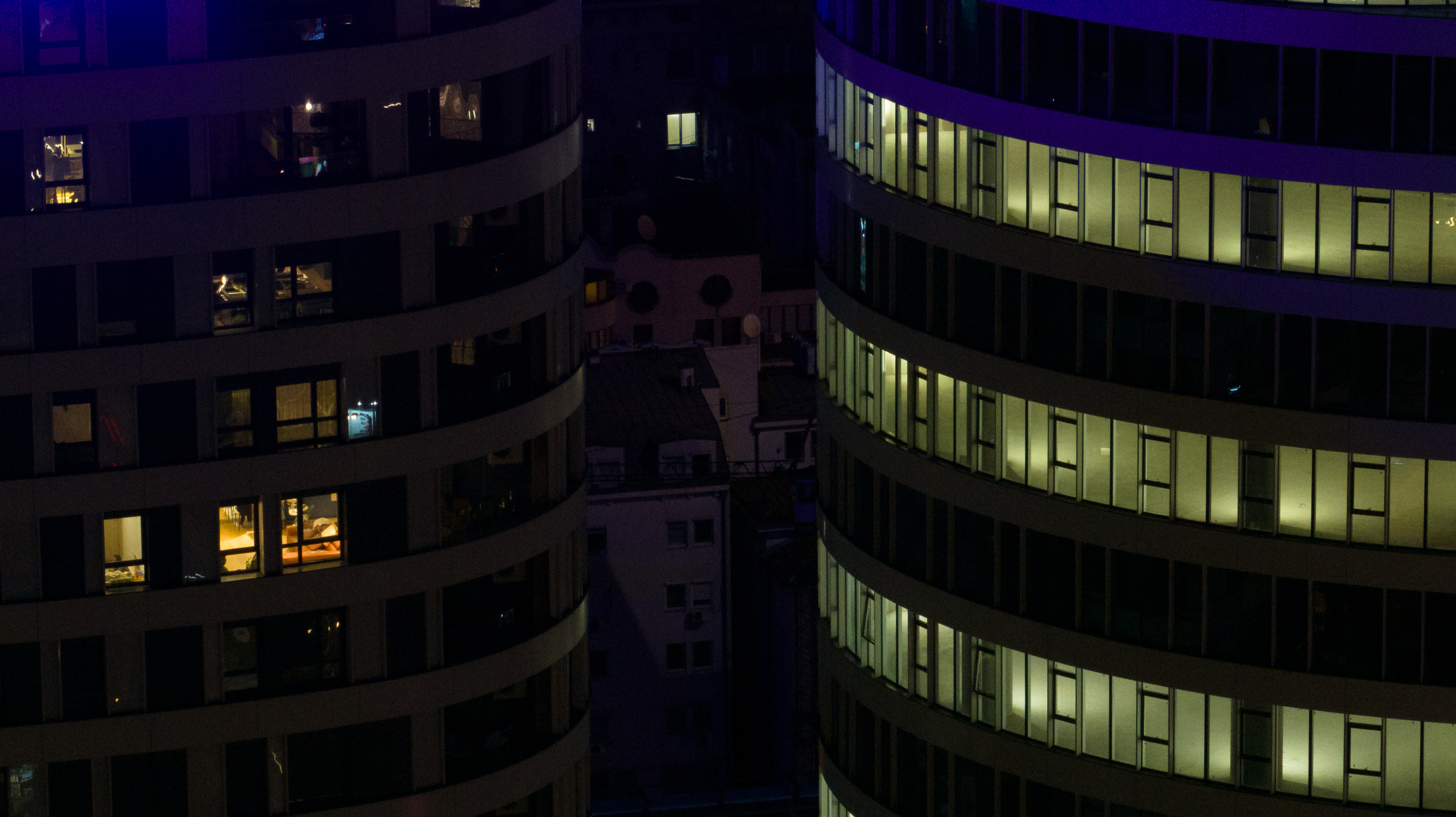 Stambeno-poslovni kompleks Skyline noću