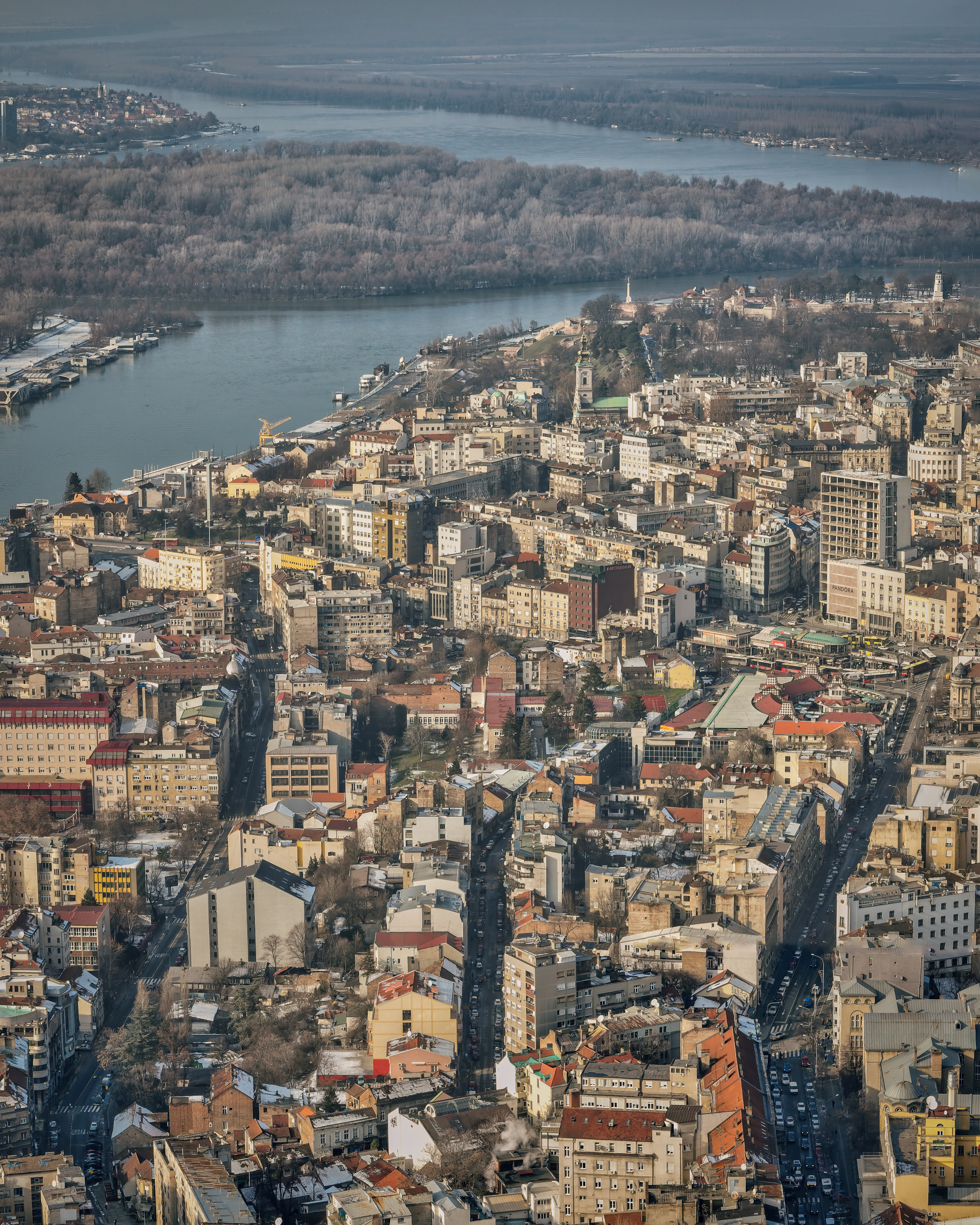 Zimska panorama Beograda sa Kalemegdanom i ušćem