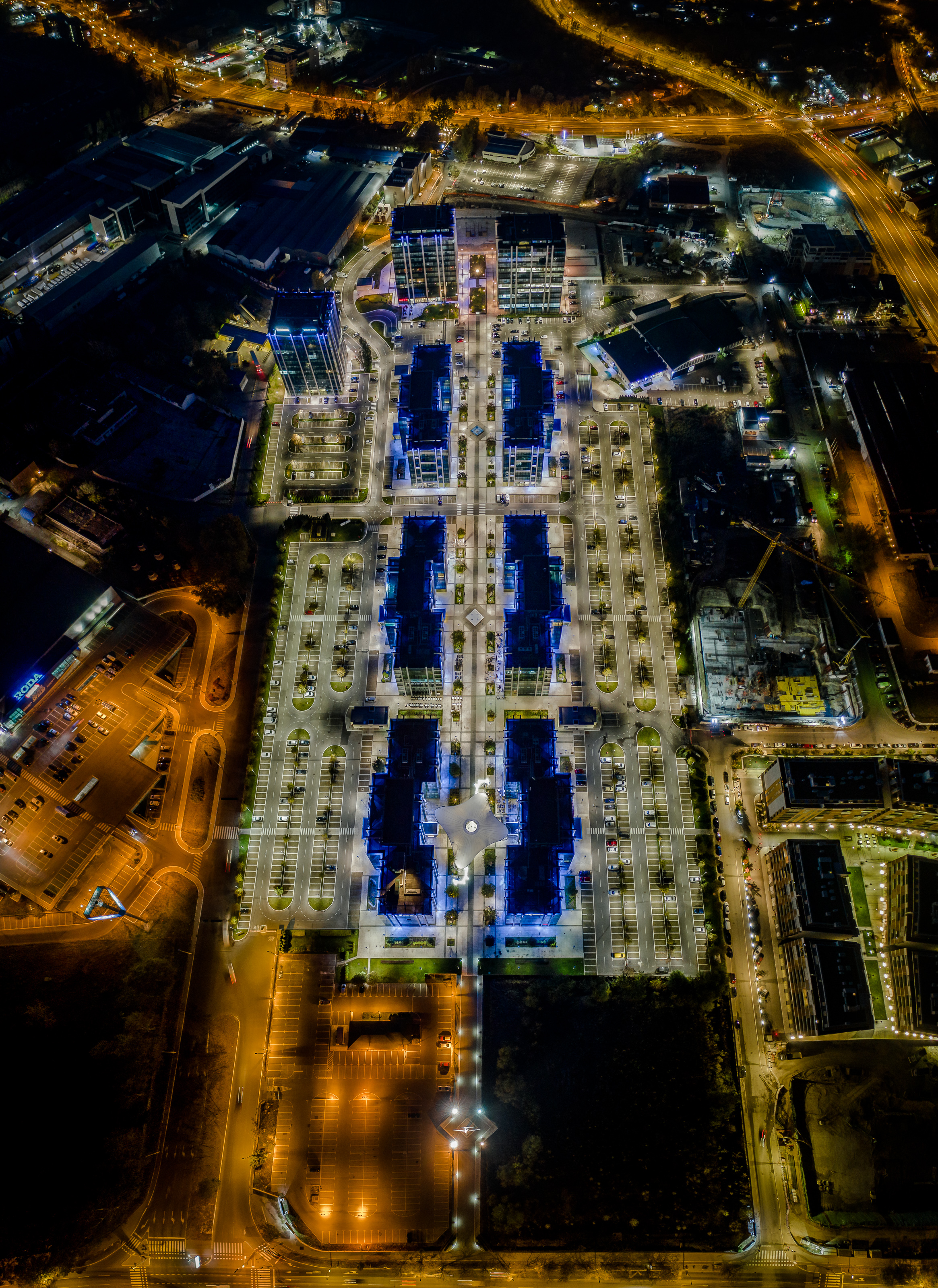 Poslovni kompleks Airport City na Novom Beogradu noću iz vazduha