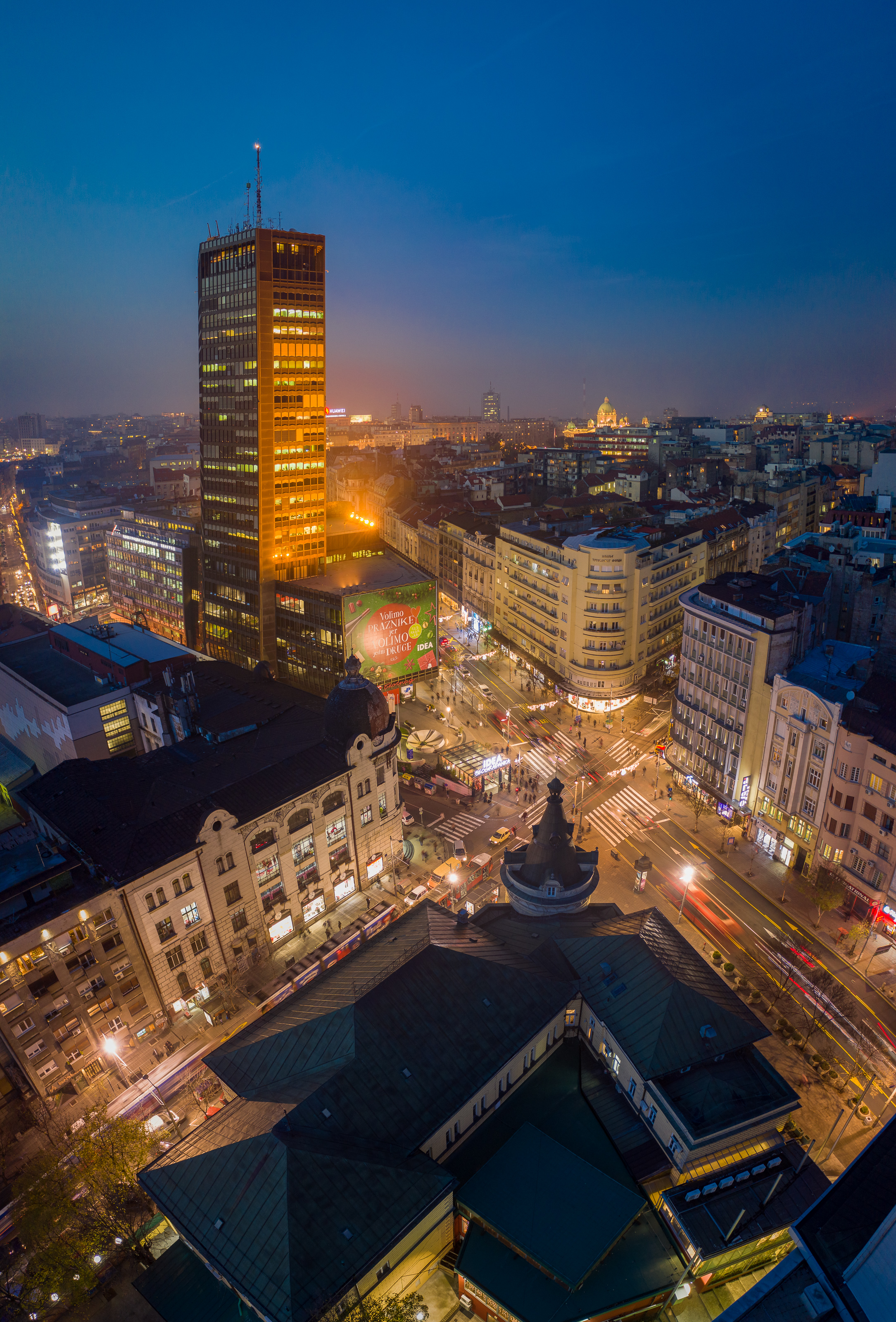 Centar Beograda i Palata Beograd noću