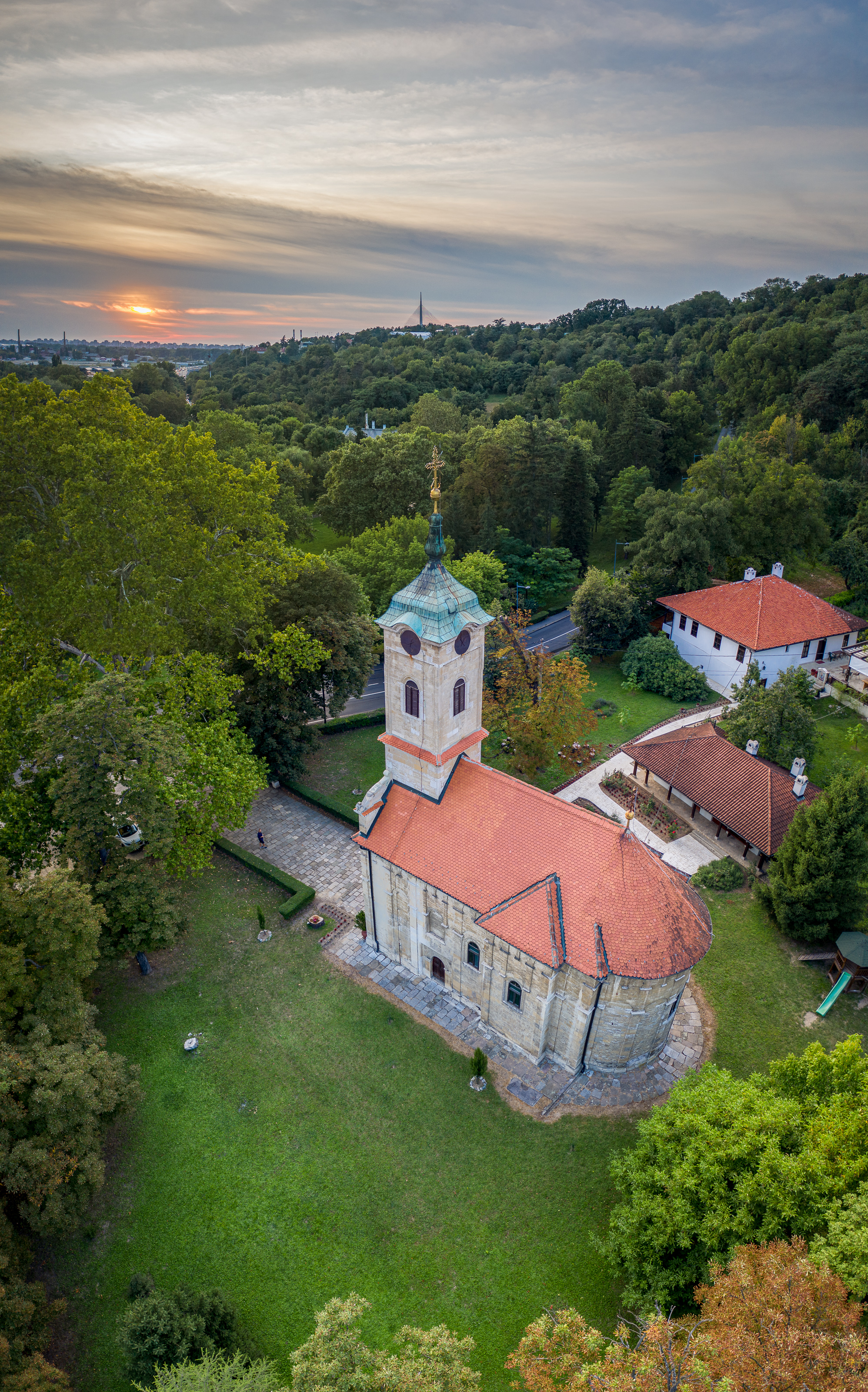 Crkva Svetih apostola Petra i Pavla u Topčideru tokom zalaska sunca