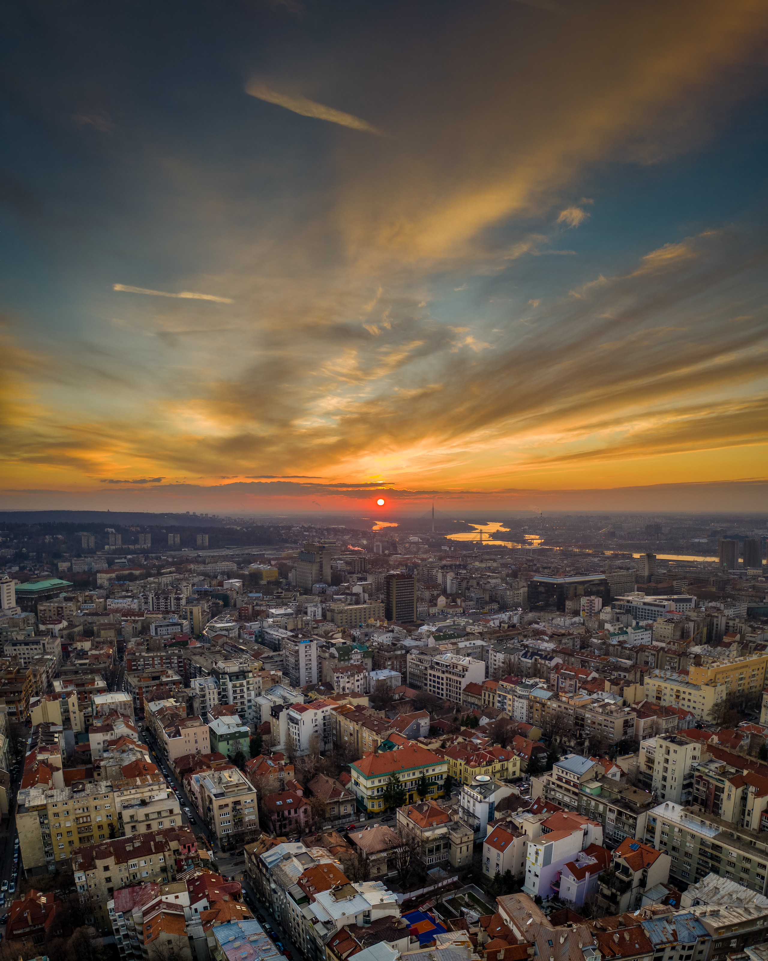Panorama grada pri zalasku sunca