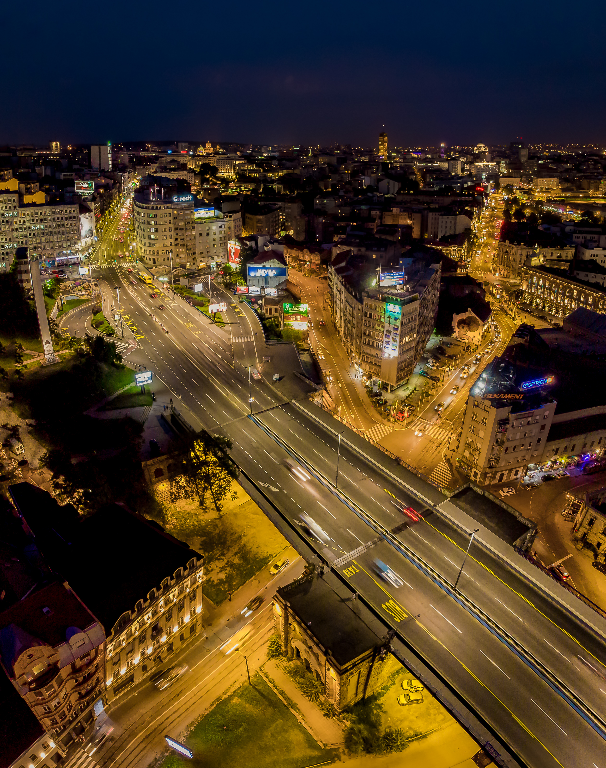 Noćna panorama prilaza Brankovom mostu