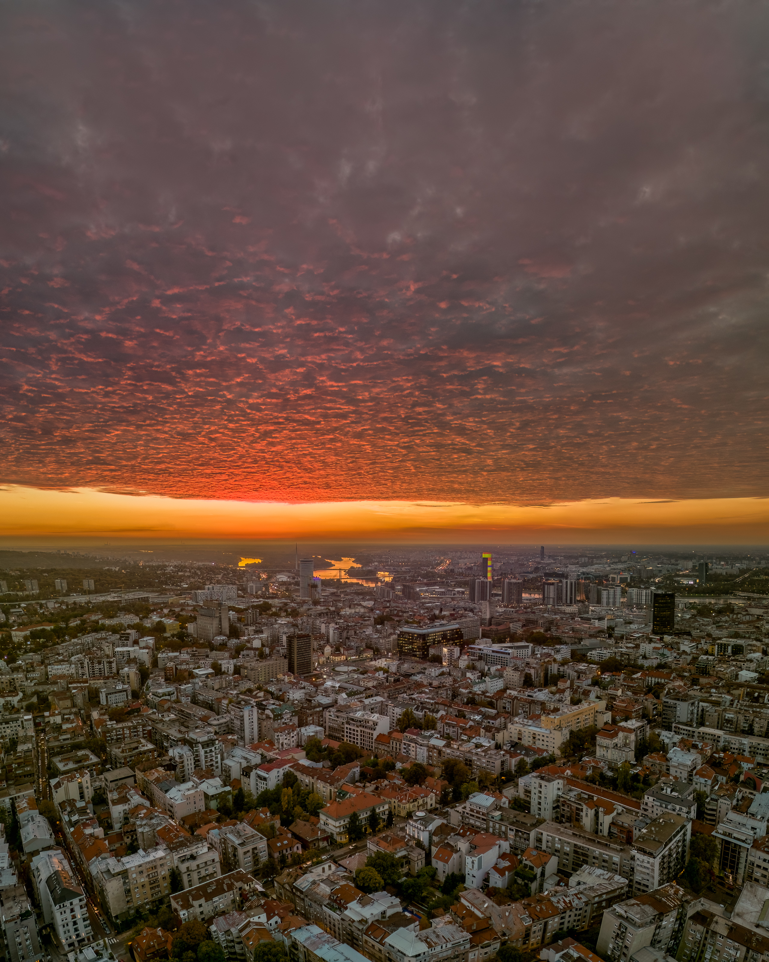Panorama Beograda sa rekom Savom u sumrak