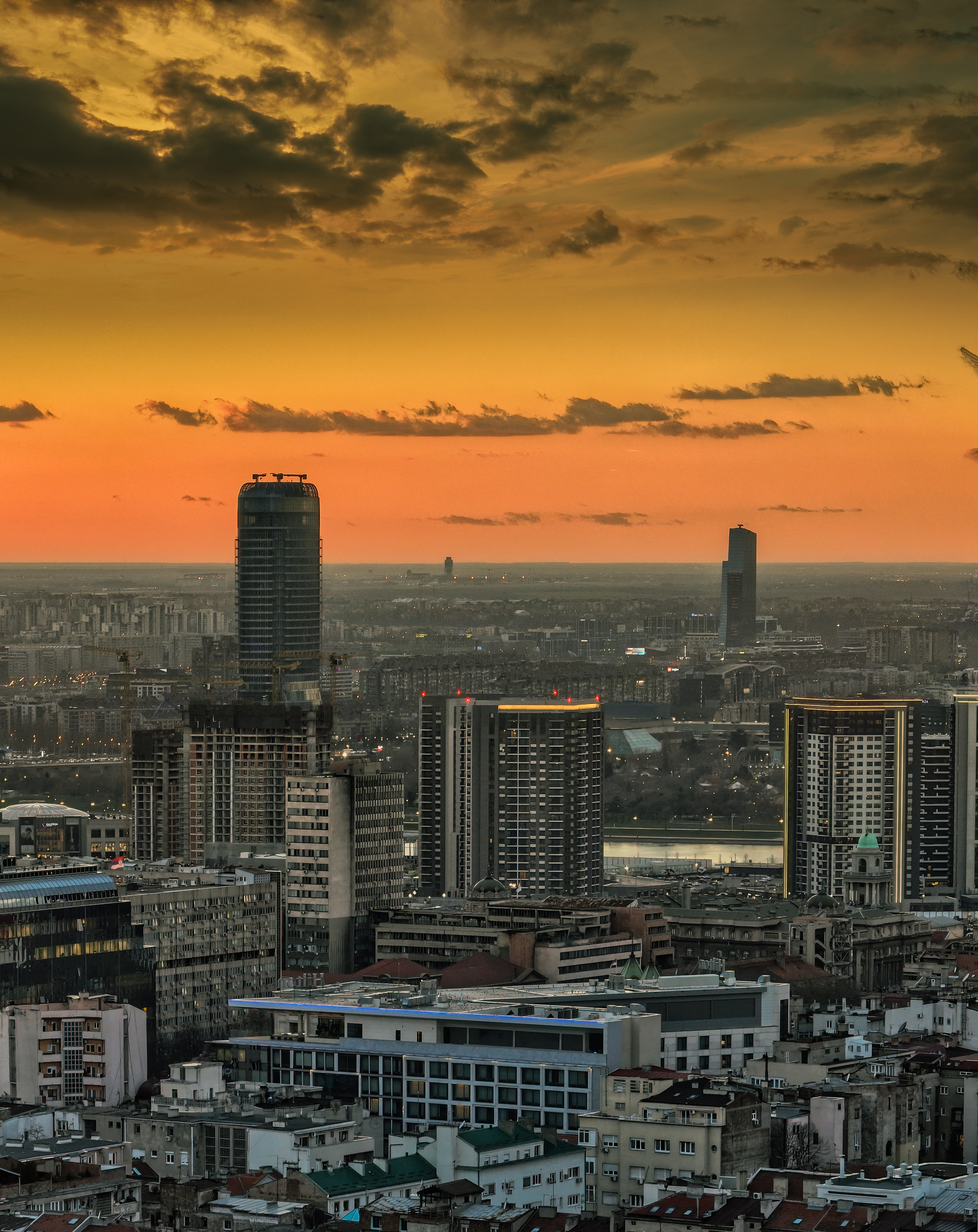 Beograd na vodi i Kula Beograd u sumrak
