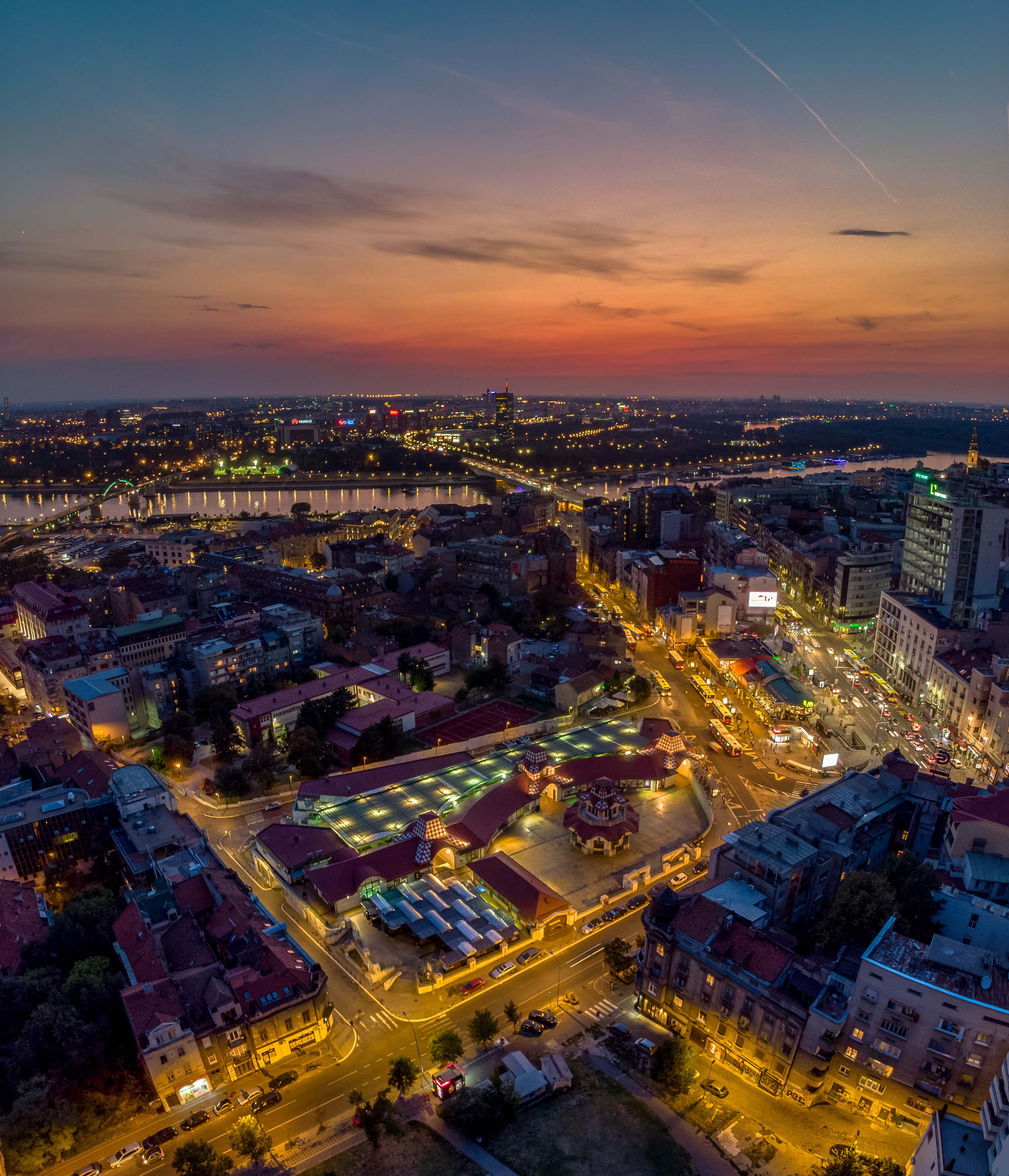 Pijaca Zeleni venac u sumrak