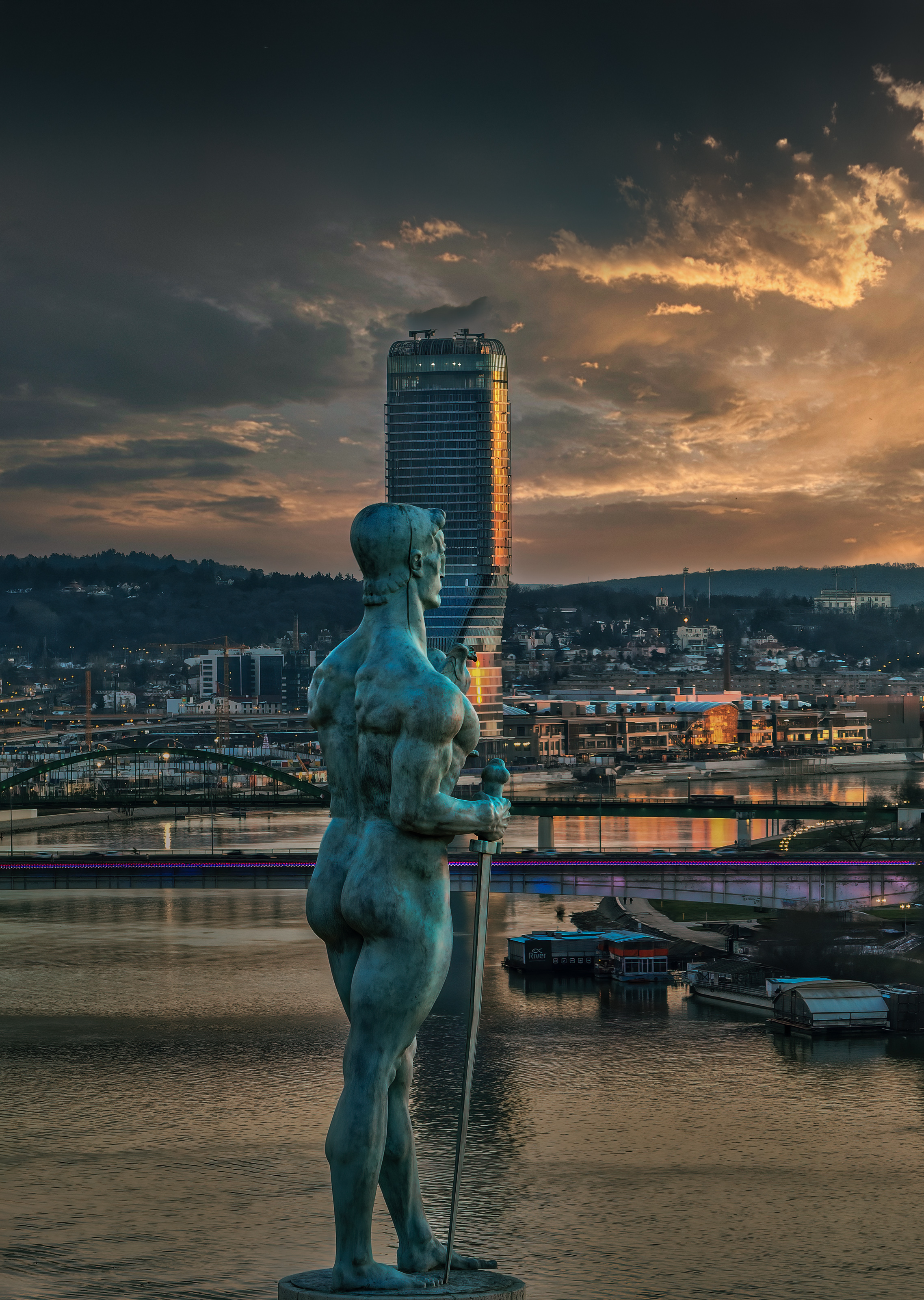 Spomenik Pobednik na Kalemegdanu i Kula Beograd u sumrak