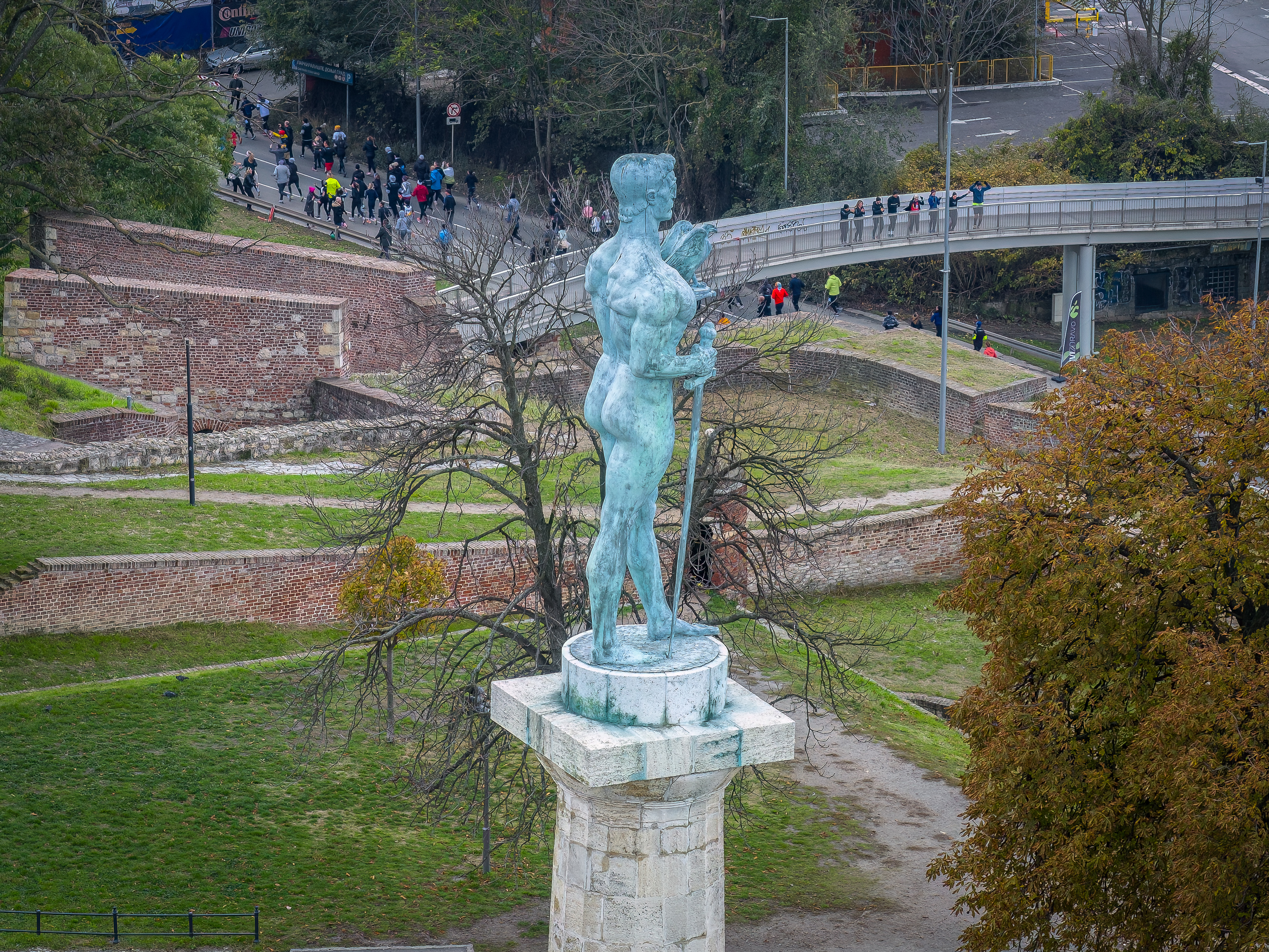 Spomenik Pobednik i učesnici beogradskog polumaratona