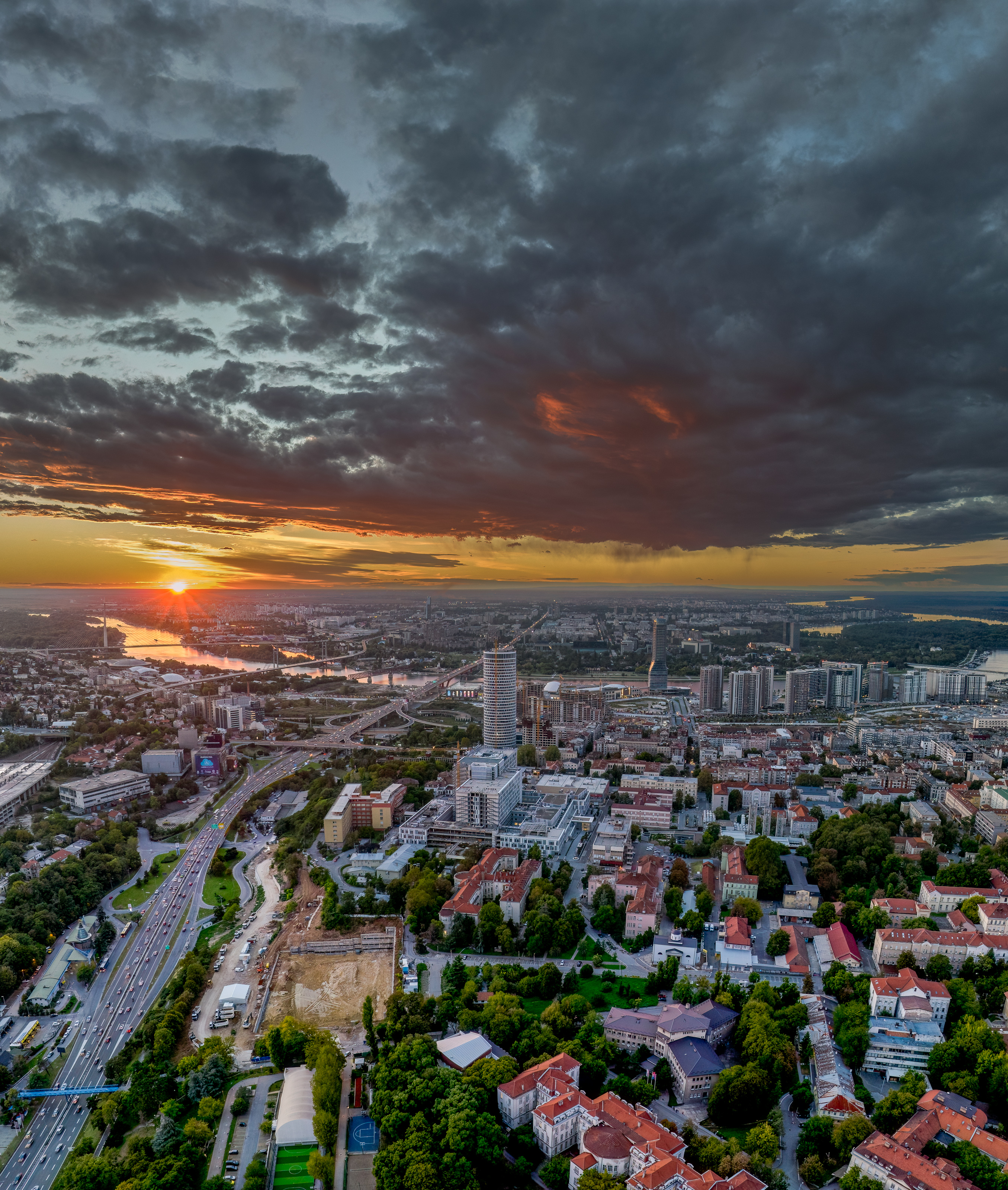 AFI Tower Skyline iznad Univerzitetskog kliničkog centra Srbije u suton