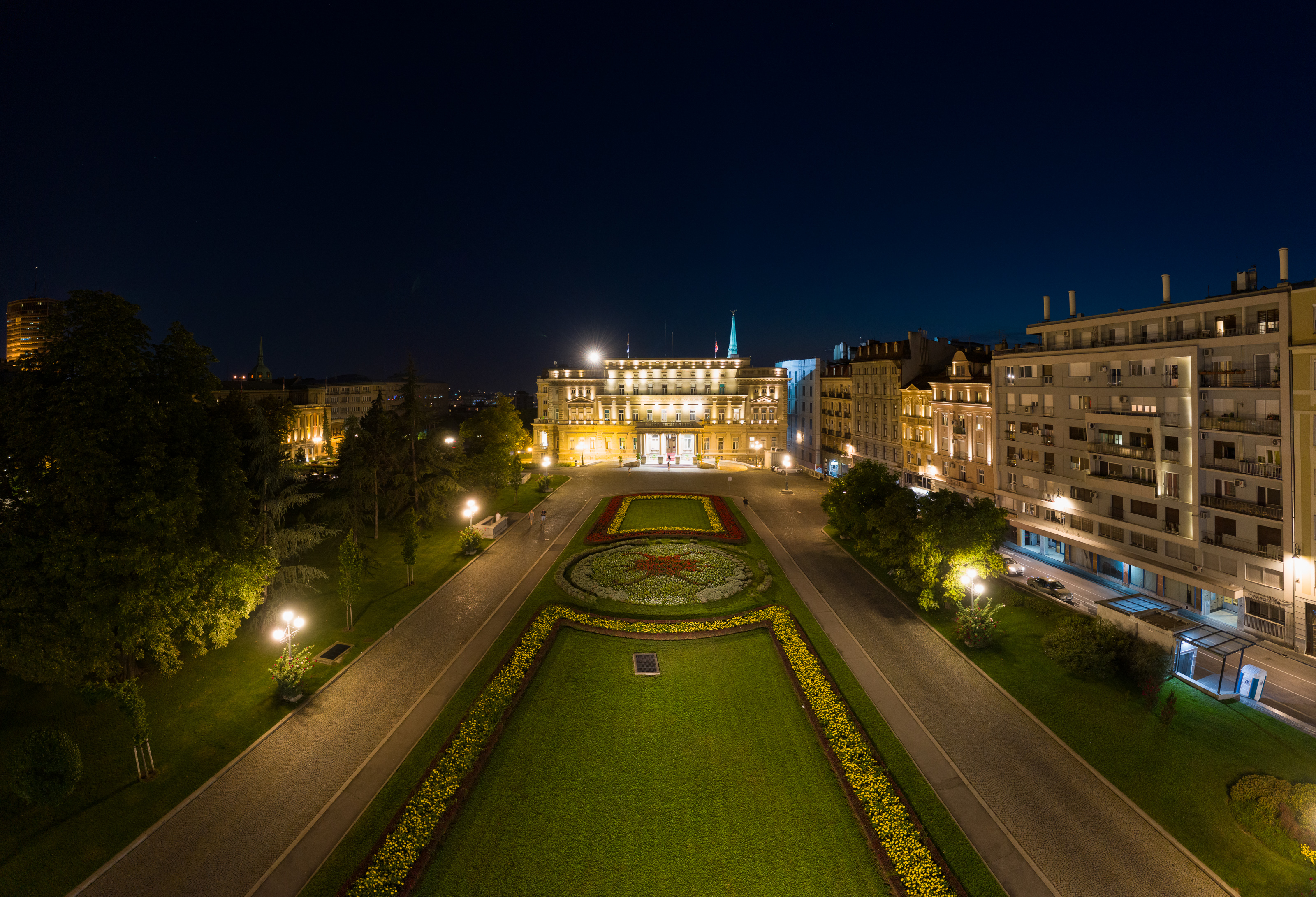 Stari dvor i Pionirski park noću iz vazduha