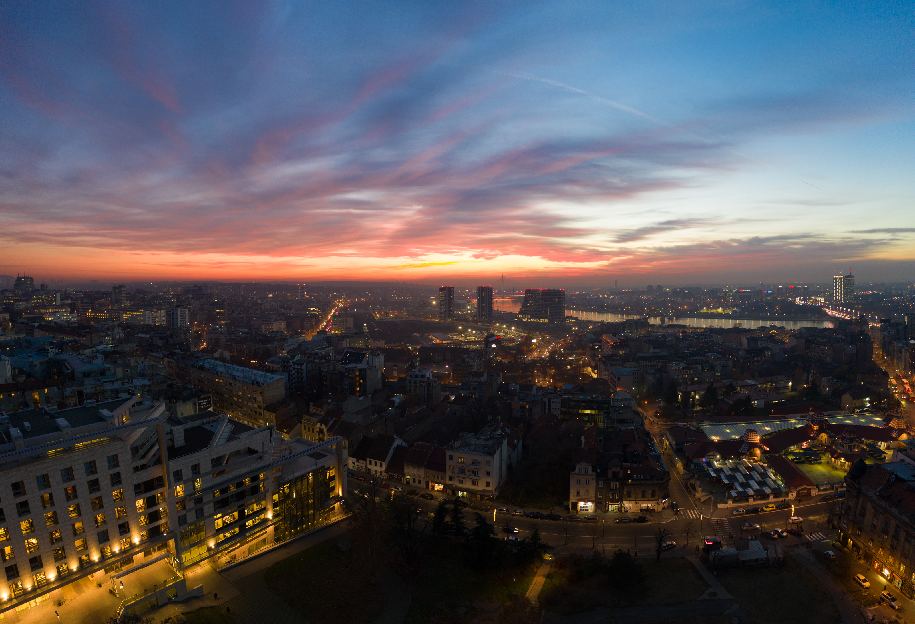 Panoramski pogled na Beograd tokom zalaska sunca